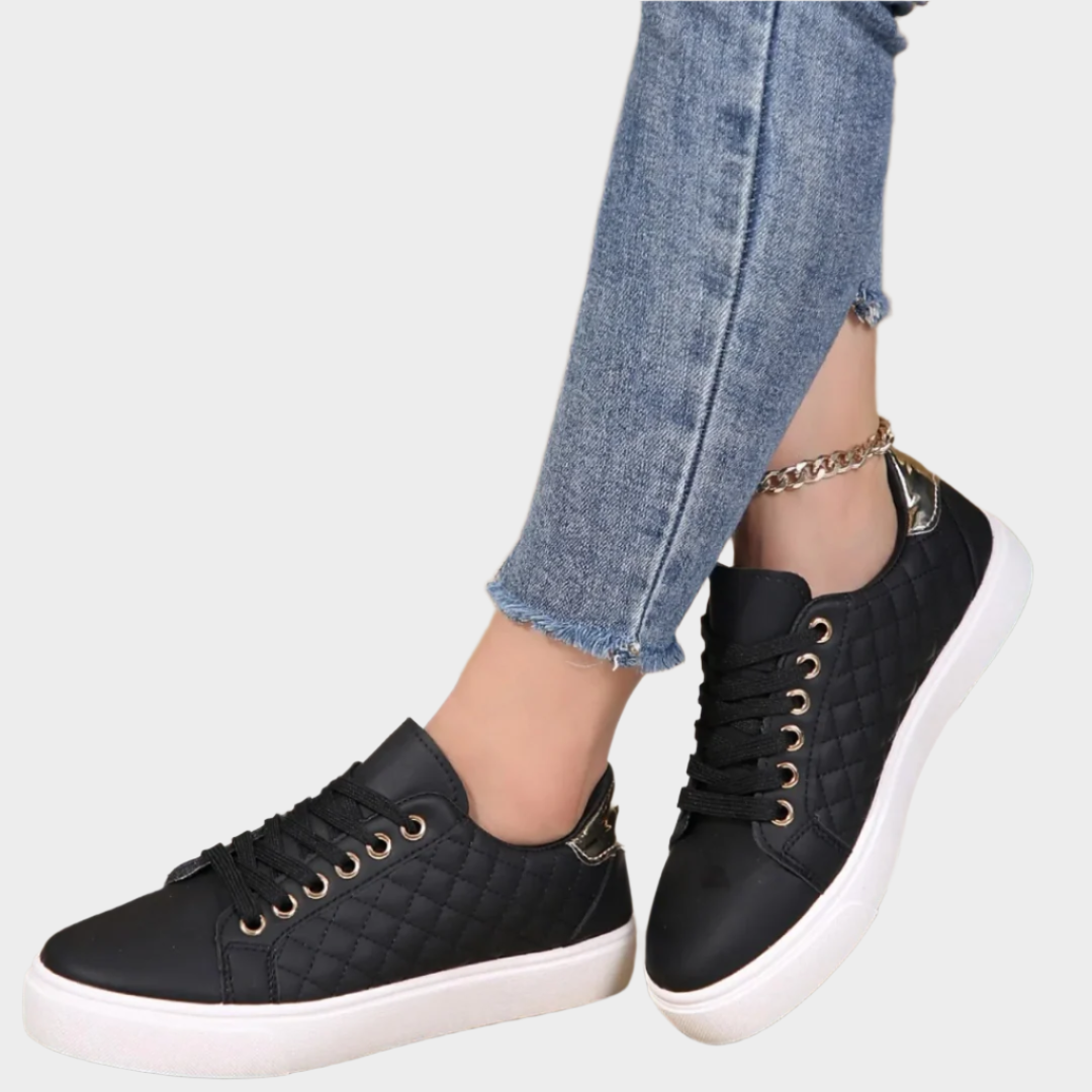 Chaussures de sport modernes avec détails en texture rembourrée