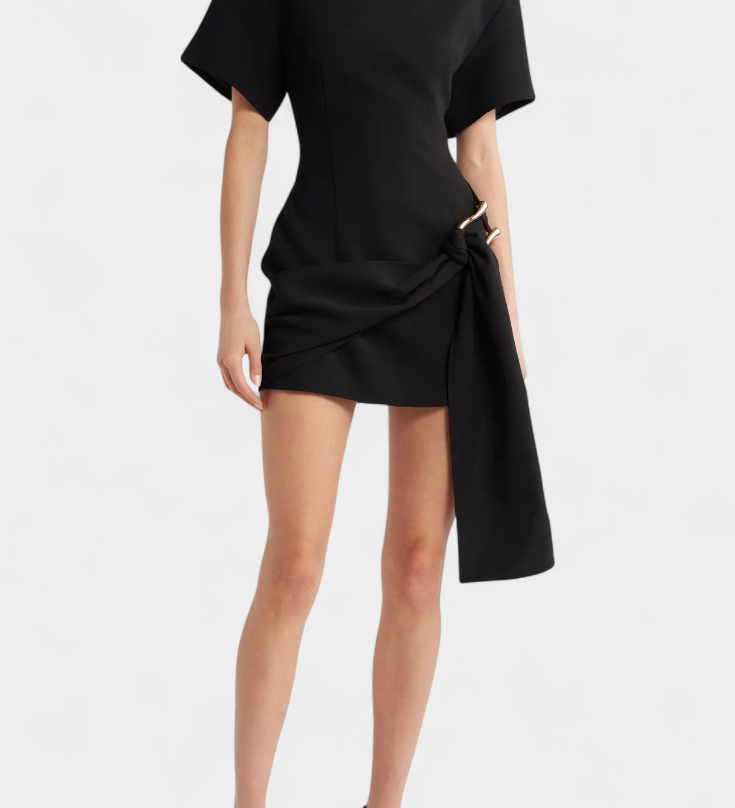 Robe Mini Coraline avec Taille Drapée et Boucle en Or