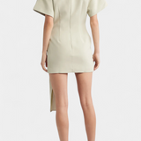 Robe Mini Coraline avec Taille Drapée et Boucle en Or